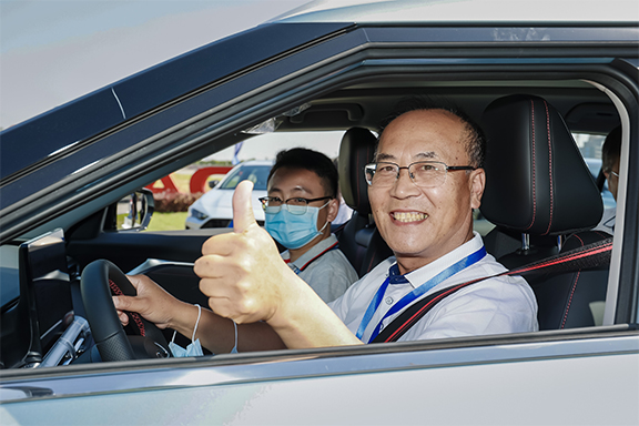 24吉林大学汽车工程学院教授、博士生导师李君试乘试驾.jpg