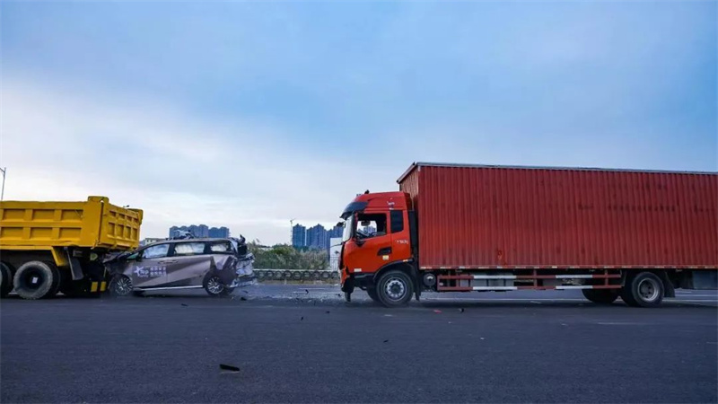 传祺M8宗师全网首次挑战MPV货车“前后夹击”连环碰撞！