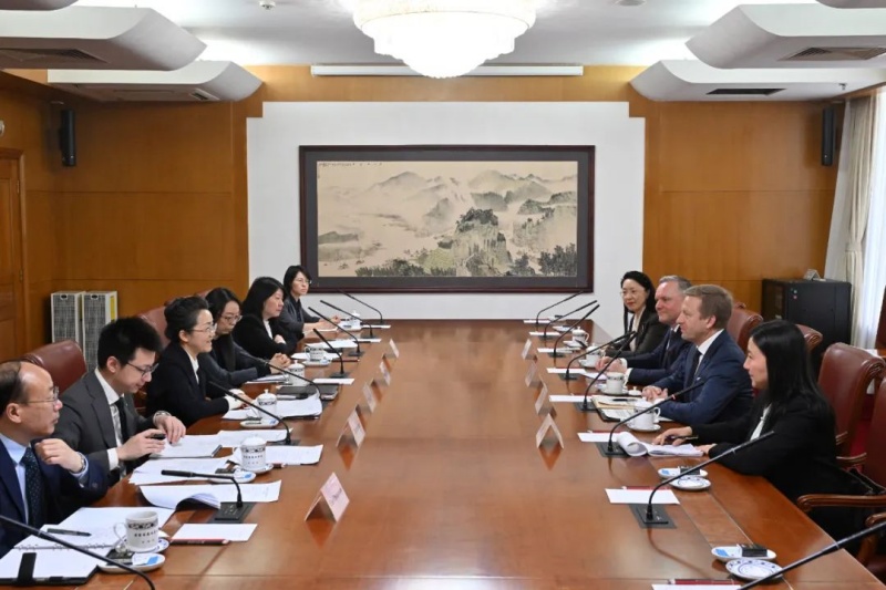 国家发展改革委副主任郑备会见宝马集团董事长齐普策